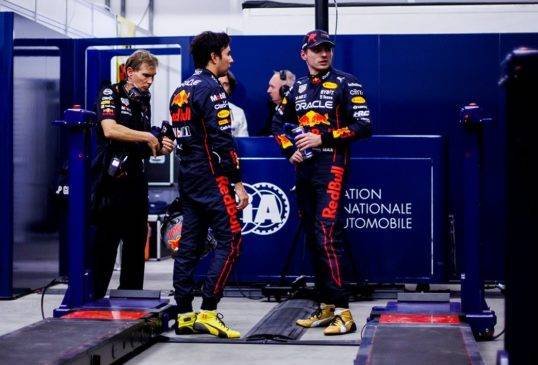 Checo explota contra Verstappen "Si tiene dos campeonatos es gracias a mi"