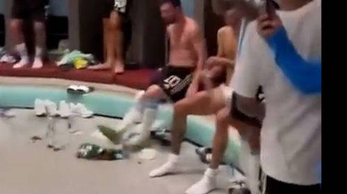 Messi patea playera de México durante festejo argentino