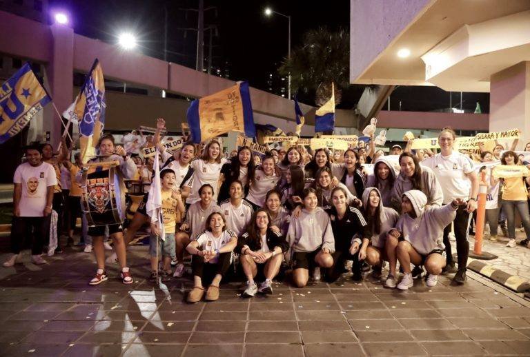 Liga MX Femenil: Aficionados Tigres le llevan serenata a las Amazonas previo al clásico regio de vuelta 1 Liga MX Femenil: Aficionados Tigres le llevan serenata a las Amazonas previo al clásico regio de vuelta