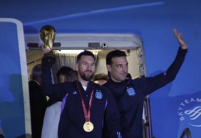 Llega Argentina y Messi a Buenos Aires con la Copa del Mundo