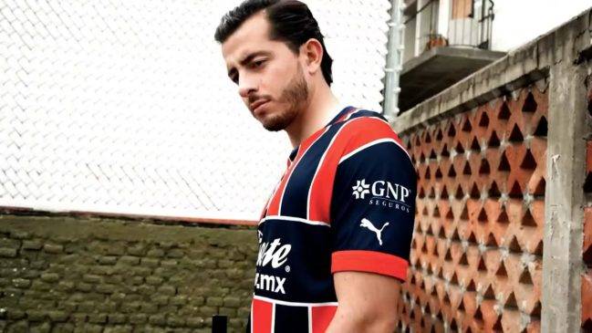 Lee más sobre el artículo Liga MX: Chivas presenta su tercer uniforme para el Clausura 2023
