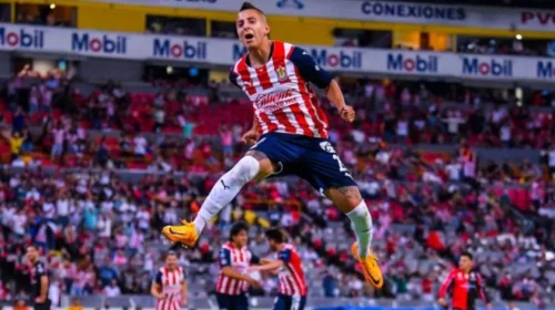 Piojo Alvarado fuera un mes de las Chivas por lesión