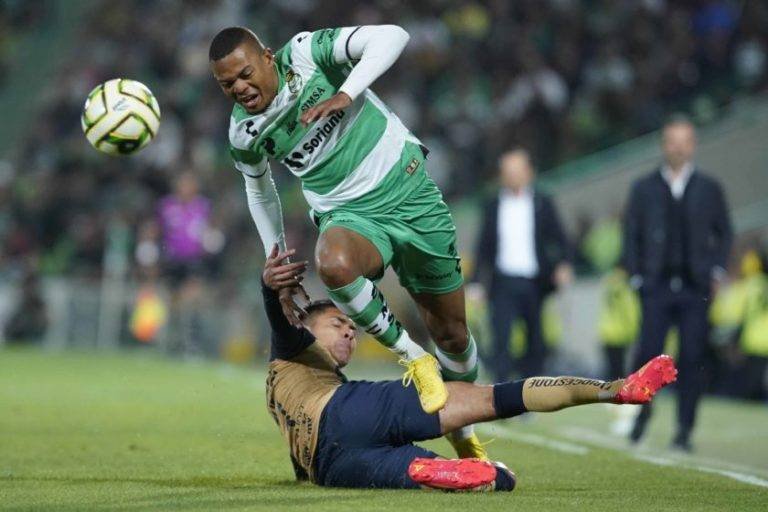 Santos golea 3-0 a Pumas y regresa a la senda del triunfo