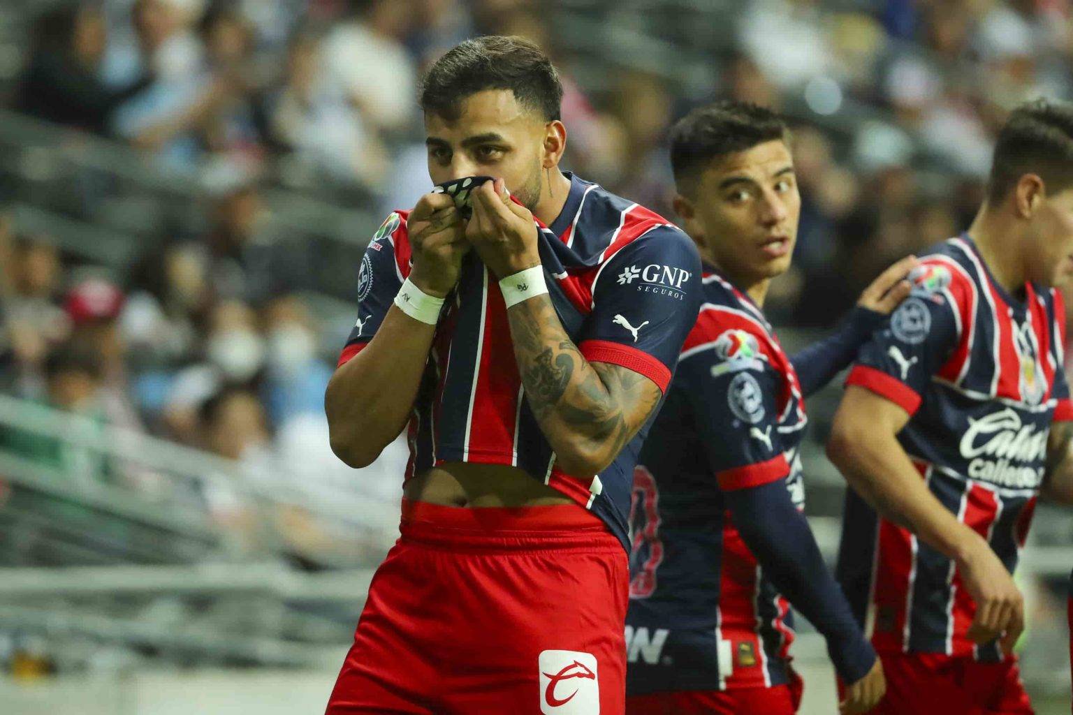 Chivas vence a Rayados 1-0 con una gran actuación del Wacho Jiménez