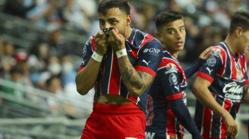 Chivas vence a Rayados 1-0 con una gran actuación del Wacho Jiménez