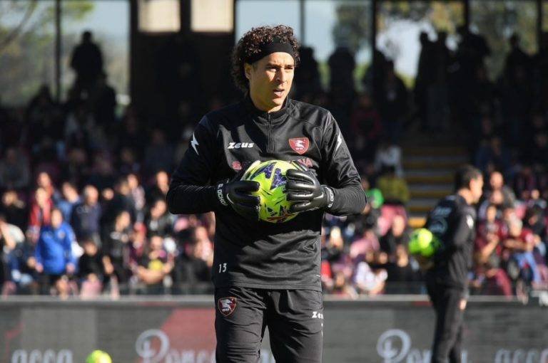 Guillermo Ochoa con amargo debut en Italia