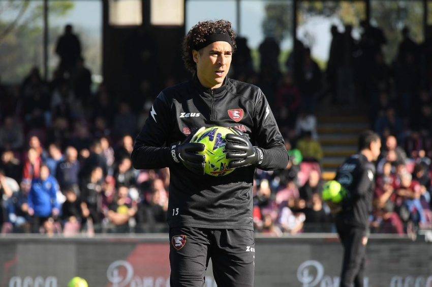 Lee más sobre el artículo Guillermo Ochoa luce en debut con el Salernitana pese a derrota