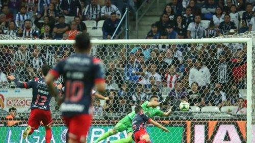 Chivas vence a Rayados 1-0 con una gran actuación del Wacho Jiménez