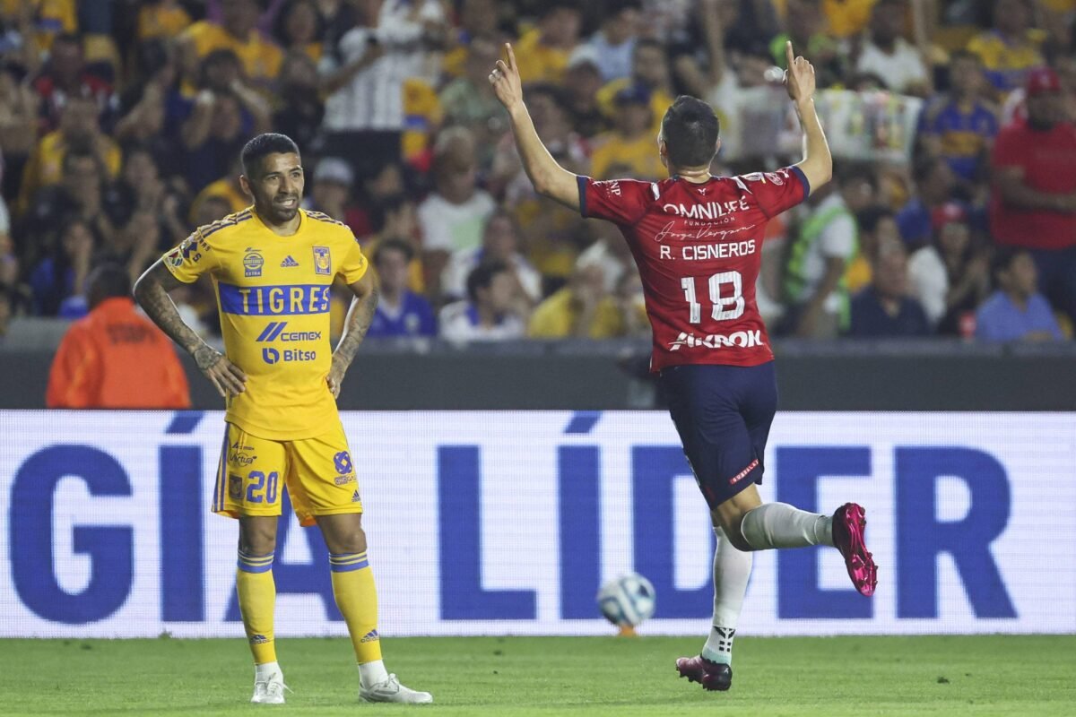 Chivas vence a 2-1 Tigres y ya es tercero