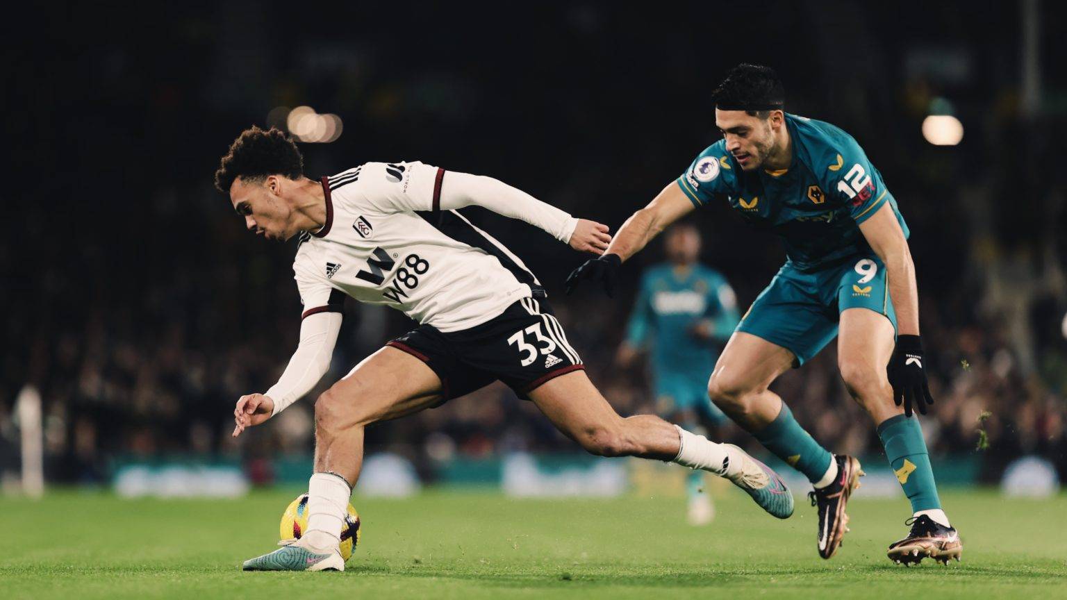 Raúl Jiménez Se Va en Blanco, Fulham Remonta y Vence 2-1 al Brentford