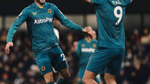 Raúl Jiménez es titular y da pase para gol