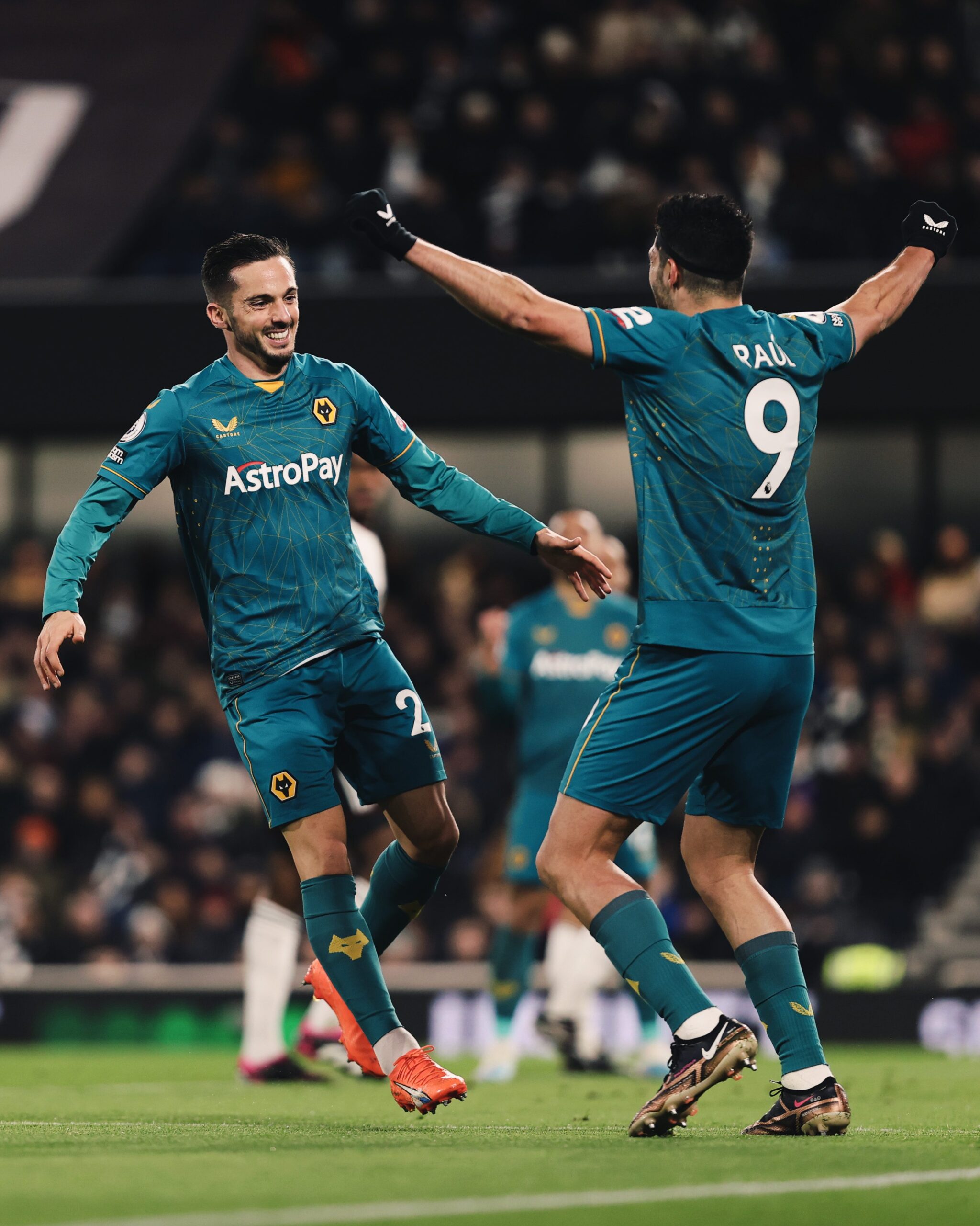 Raúl Jiménez es titular y da pase para gol