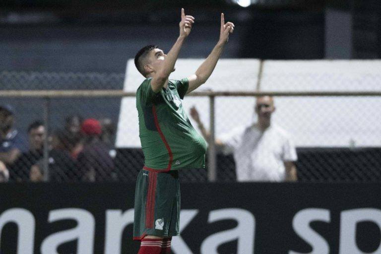 México derrota 2-0 a Surinam en el debut de Diego Cocca