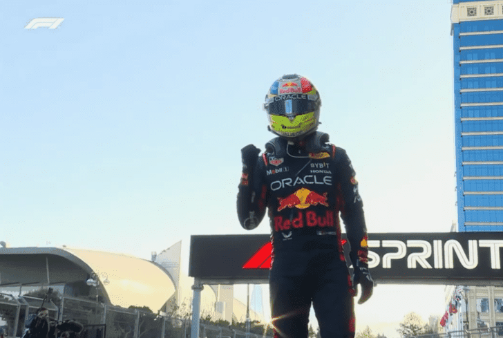 Checo Pérez recibe la bandera a cuadros en Bakú.