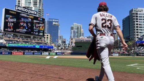 Los Padres echan a la basura una ventaja de 5 carreras y pierden con Arizona