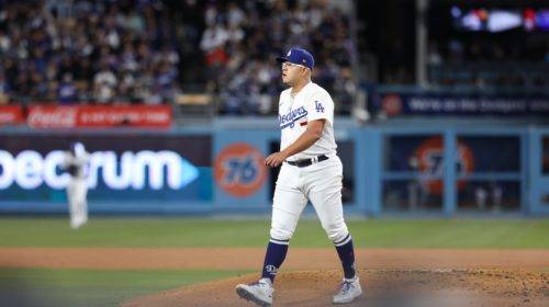 Julio Urias logró su tercera victoria del año.