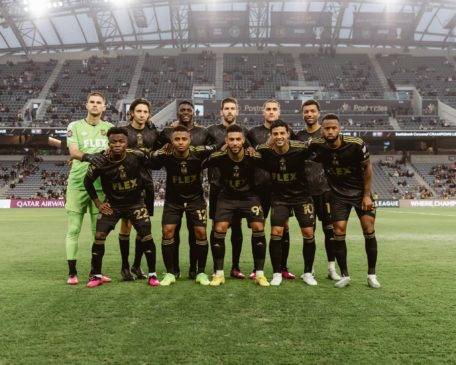 Lee más sobre el artículo Carlos Vela brilla y mete al LAFC a semifinales en la Concacaf