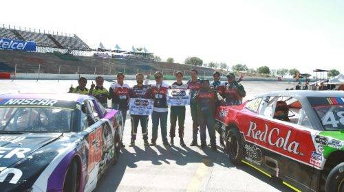 Salvador de Alba Jr. encabeza a su equipo para la carrera de NASCAR México en Aguascalientes.