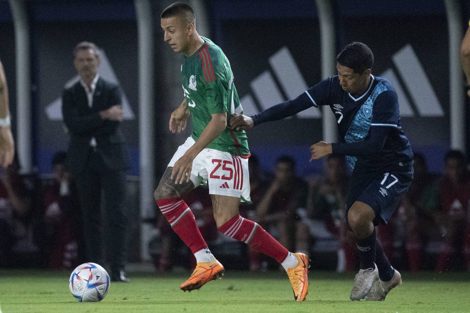 México venció 2-0 a Guatemala.