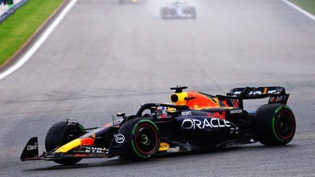 Checo Pérez abandonó la carrera tras el incidente con Hamilton.