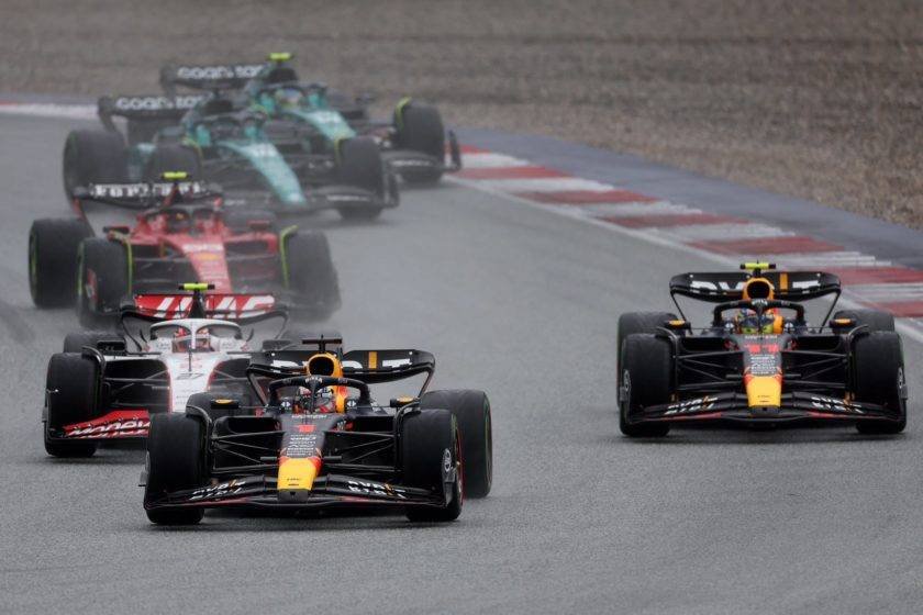 Checo Pérez con increíble carrera termina en el tercer lugar de Austria 2 Checo Pérez y Verstappen en un trepidante duelo.