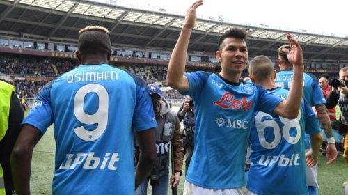 Hirving Lozano tiene un año más de contrato con el Napoli.