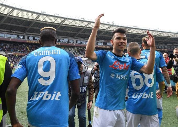 Hirving Lozano tiene un año más de contrato con el Napoli.
