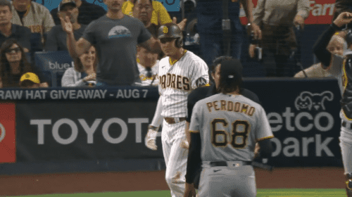 Manny Machado encaró a Ángel Perdomo tras el pelotazo.