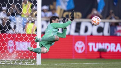Hagen salvó a Guatemala atajando un tiro penal.