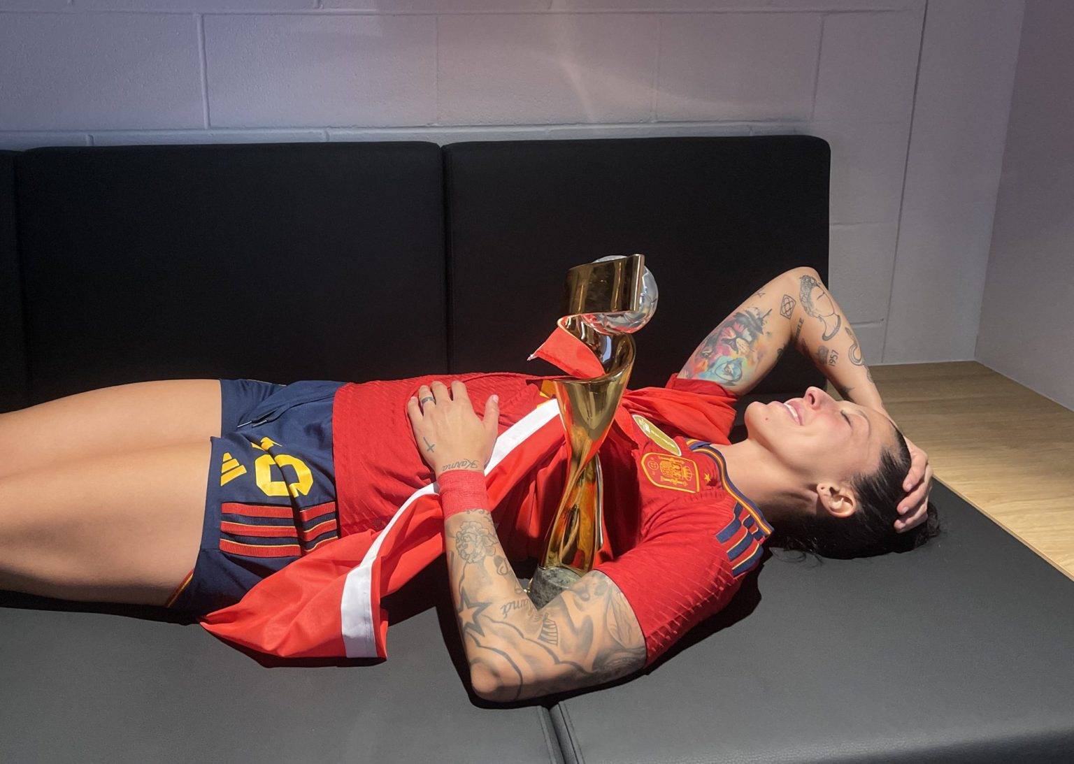 Jenni Hermoso continúa en medio de la polémica.