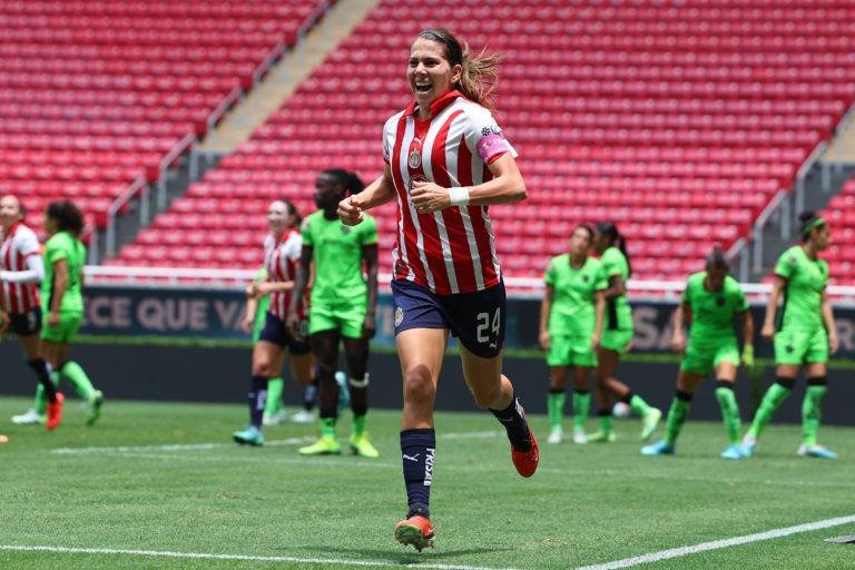 Licha Cervantes marcó los dos goles de las Chivas.