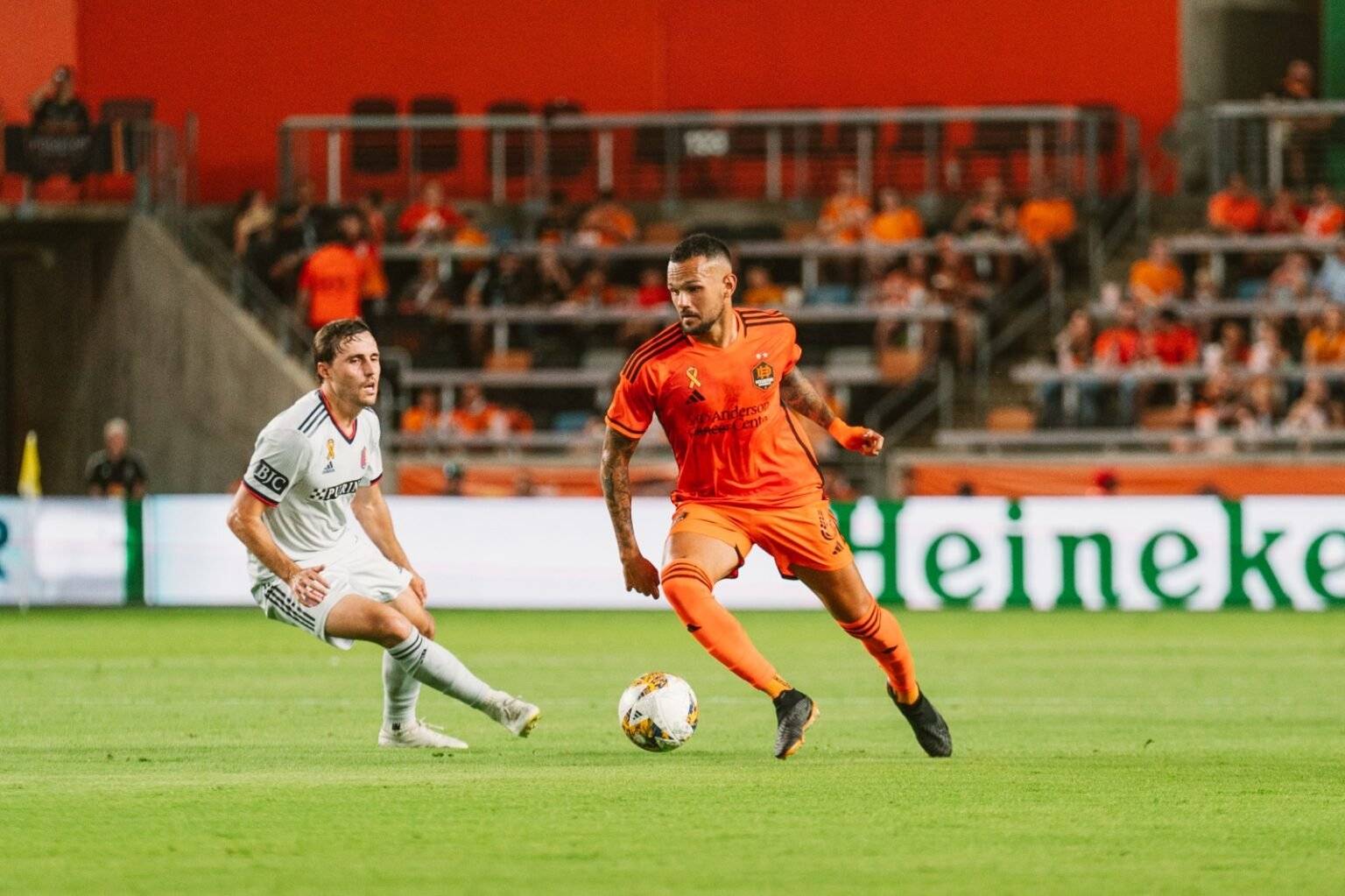 Artur renovó contrato con el Houston Dynamo.