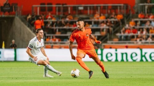 Artur renovó contrato con el Houston Dynamo.