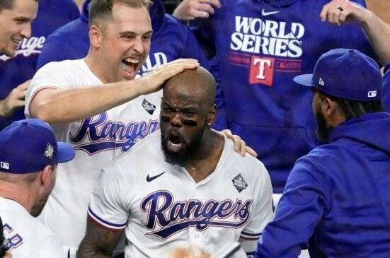 Adolis García nuevamente la estrella para los Rangers.