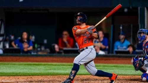 Altuve pegó un cuadrangular de tres carreras en la novena entrada.