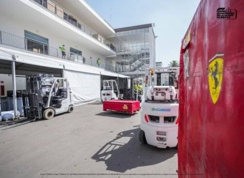 Inició la llegada de los equipos para la carrera del domingo.