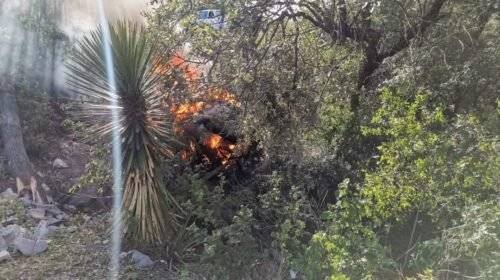 El auto terminó envuelto en llamas.