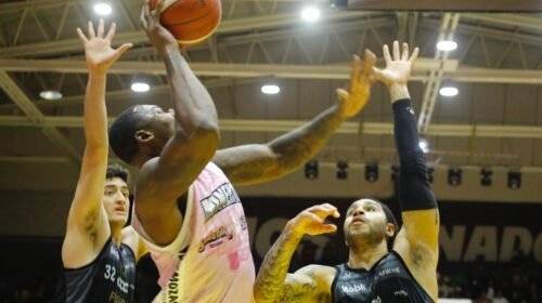 Fuerza Regia aguantó la presión en el cuarto periodo.