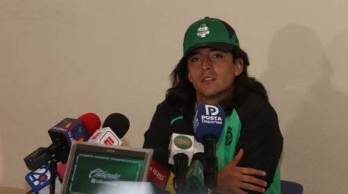 El portero Carlos Acevedo en Conferencia de Prensa.