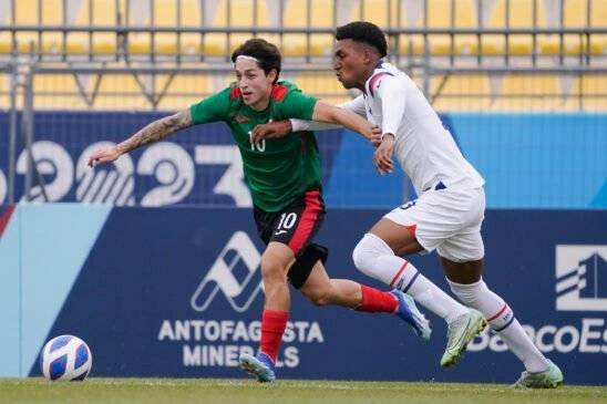 México goleó 4-1 a Estados Unidos.