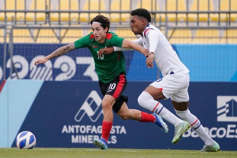 México goleó 4-1 a Estados Unidos.