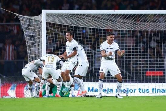 Julio González atajó el penal a Alexis Vega.