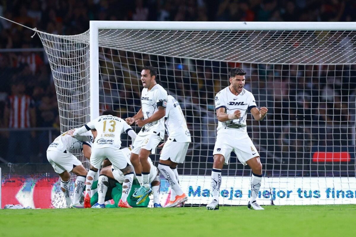 Julio González atajó el penal a Alexis Vega.