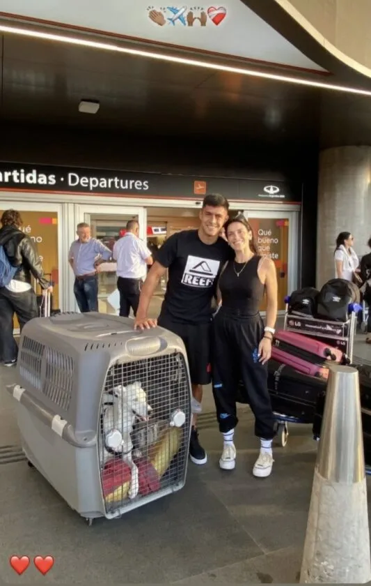 SANTIAGO NUÑEZ con su pareja y su perrito.