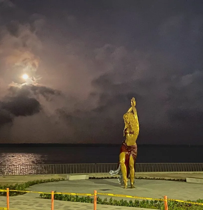 Así luce BARRANQUILLA con la espectacular estatua de SHAKIRA.