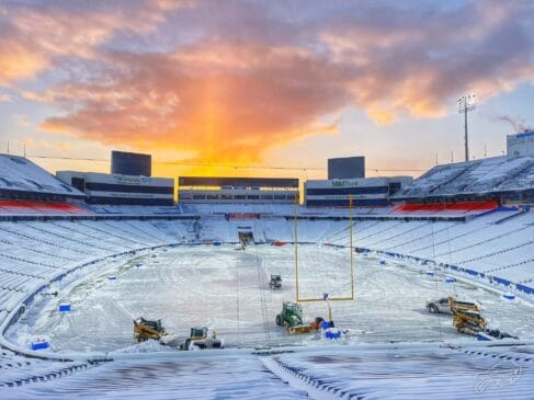 Lee más sobre el artículo Impresionante nevada cubre el estadio de los Bills antes del esperado juego contra los Steelers