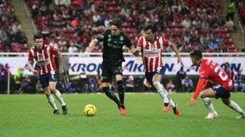 CHIVAS igualó 1-1 con SANTOS LAGUNA.