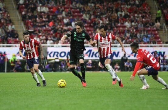 CHIVAS igualó 1-1 con SANTOS LAGUNA.