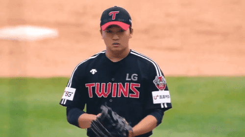 WOO-SUK GO, lanzador derecho de 25 años de los PADRES.