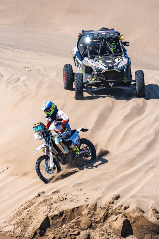 Mike Johnson gana la primera etapa del rally Coast 2 Coast 2 Mike Johnson gana la primera etapa del rally Coast 2 Coast